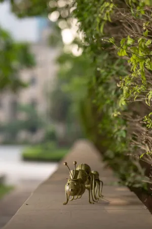 De kulture handcrafted reclaimed iron vintage caterpillar decorative collectible figurine showpiece beautify home office holiday décor| ideal for garden balcony terrace decoration, 10.6x2.7x4 (LWH) inches